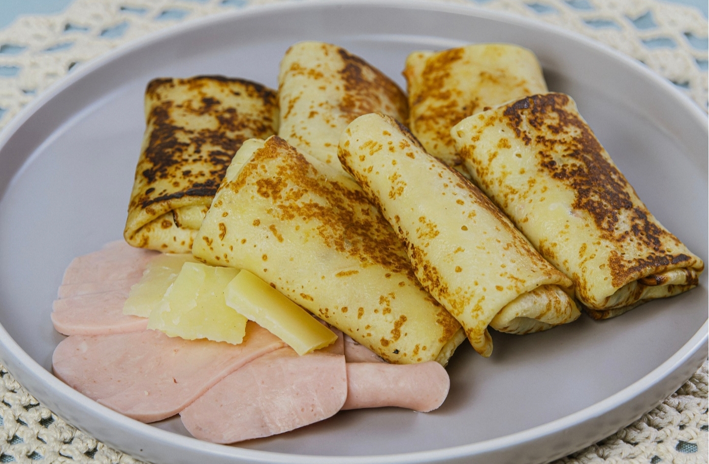 Блины с сыром, помидором и чесноком